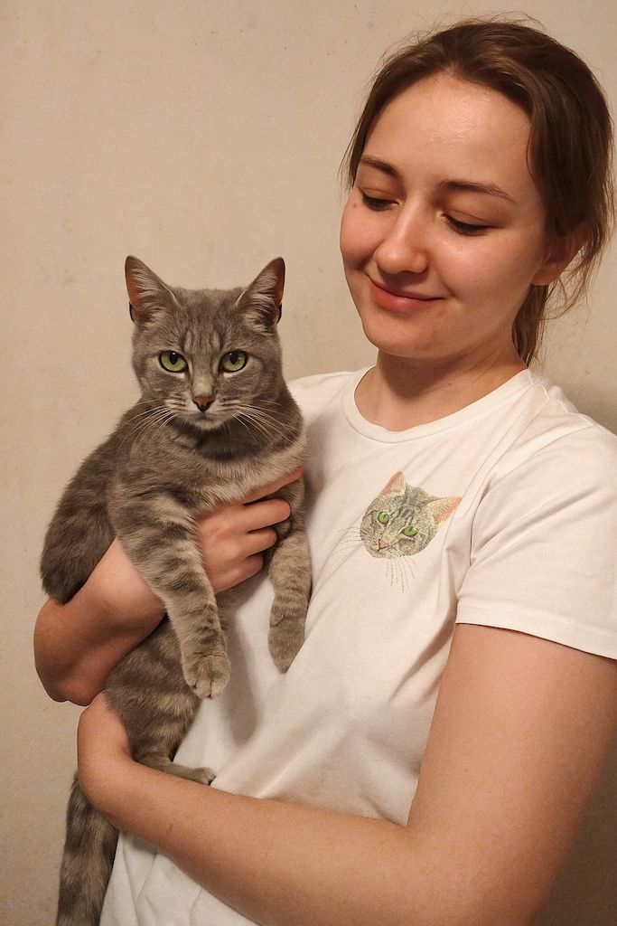 Таня с футболкой, где вышита кошка